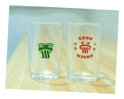 下呂温泉のロゴの入ったグラスが2つ机の上に並べられている