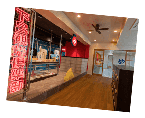 下呂温泉の施設。物販エリアでは「下呂観光倶楽部」のネオンが光っている