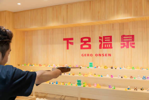 射的場で狙いを定める男性